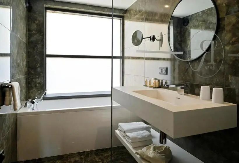 سوئیت جونیور با تراس, Hôtel & Spa Rocabella