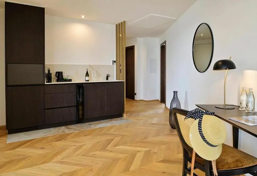 سوئیت جونیور با تراس, Hôtel & Spa Rocabella