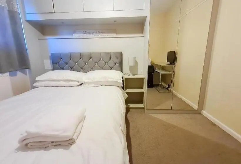 スタンダードルーム, Room In Guest Room   Newly Built Private Ensuite In Dudley Westmidlands