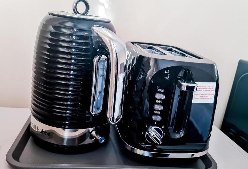 スタンダードルーム, Room In Guest Room   Newly Built Private Ensuite In Dudley Westmidlands