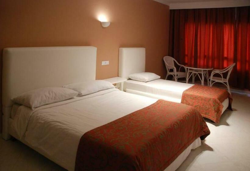 اتاق استاندارد سه تخته با چشم‌انداز باغ, Azayla