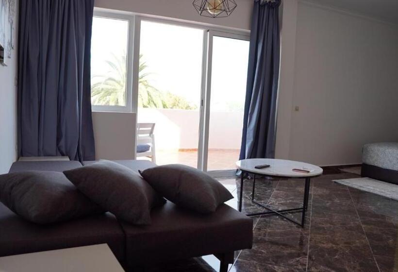 استودیوی استاندارد با چشم‌انداز دریا, Azayla