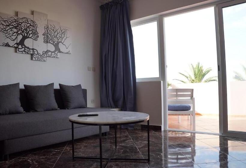 استودیوی استاندارد با چشم‌انداز دریا, Azayla