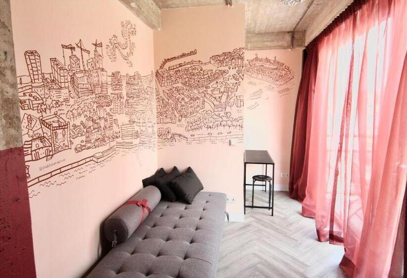 带阳台的豪华间, Bed, Bites & Business Hotel Rotterdam