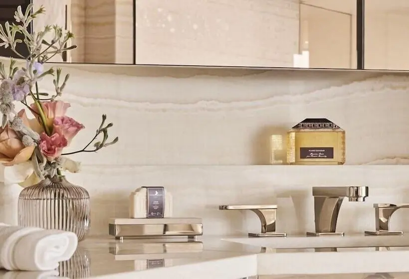 سوییت جونیور با بالکن, Cheval Blanc Paris & Dior Spa Cheval Blanc Paris