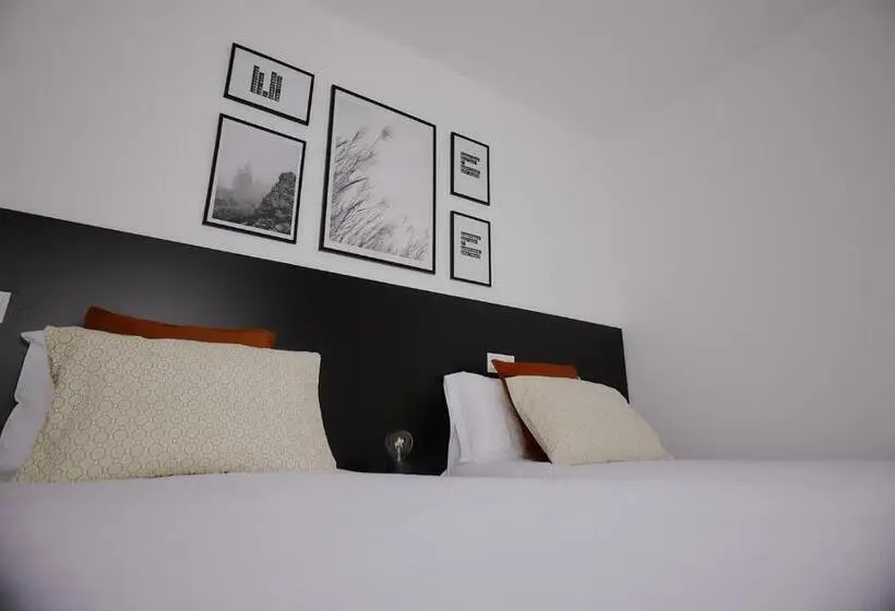 Camera Economy, Zarey Hostel