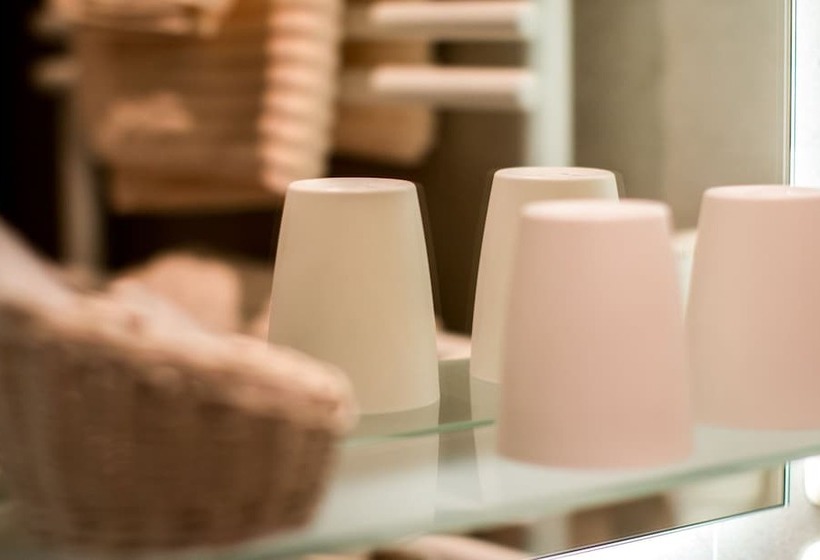 غرفة كومفورت, Acht Linden