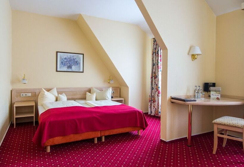 جناح جونيور, Acht Linden