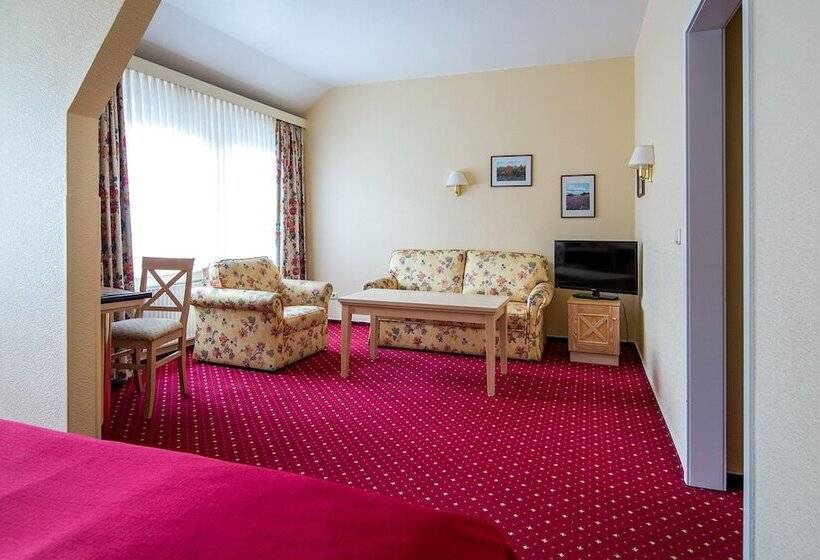 جناح جونيور, Acht Linden