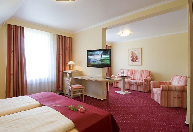 جناح جونيور, Acht Linden