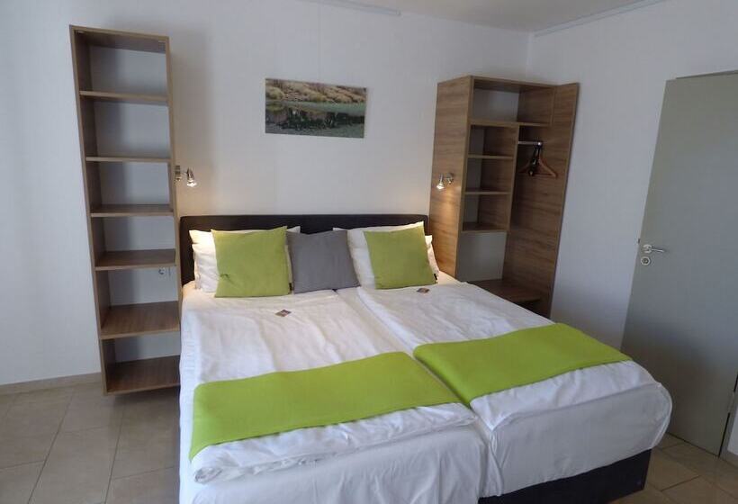 带大床的标准间, Art Inn  Dinslaken