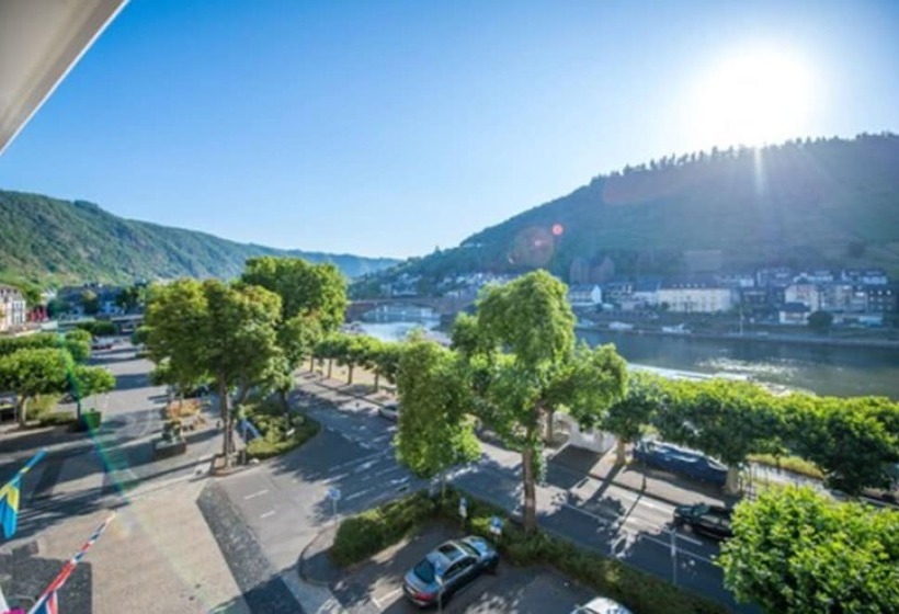 스탠다드 룸 강 전망, Karl Muller