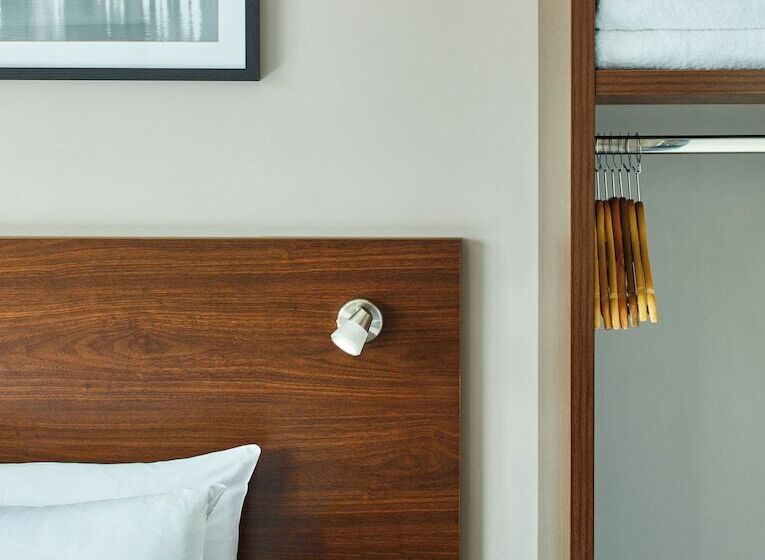 标准间, Leonardo Bradford