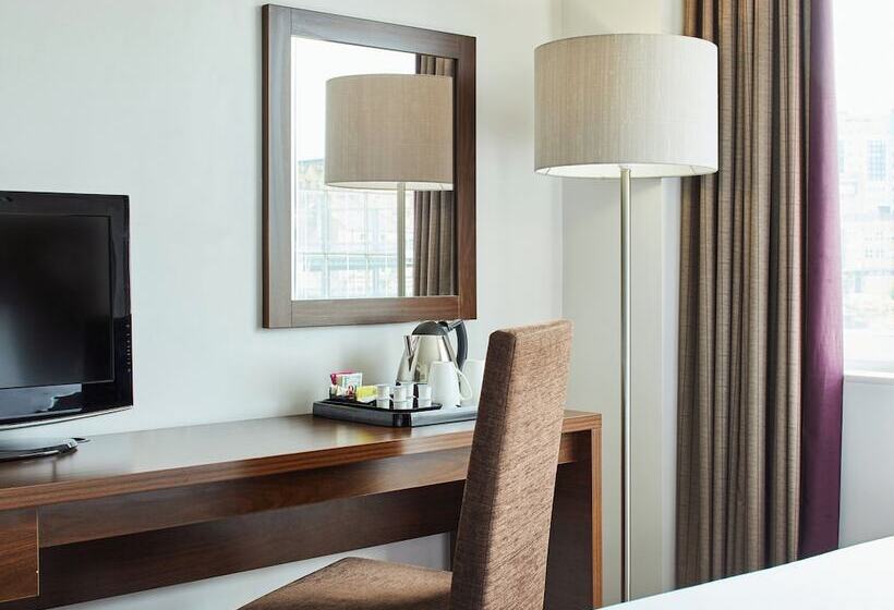 高级大房间, Leonardo Bradford