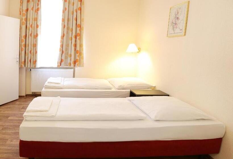 Quarto standard, Pension Alpha   Frankfurt City Central Station