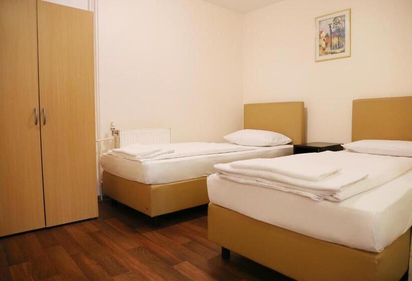Четырехместный Номер Стандарт, Pension Alpha   Frankfurt City Central Station