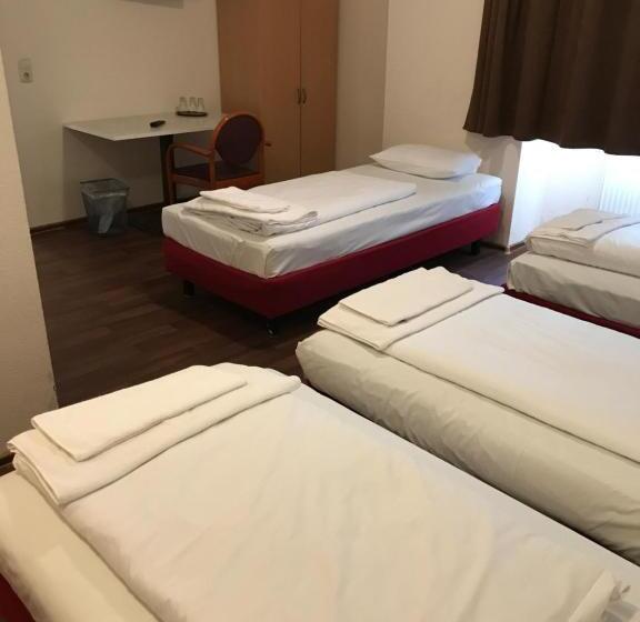 Quarto Quádruplo Standard, Pension Alpha   Frankfurt City Central Station