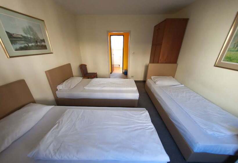 标准三人间, Pension Alpha Frankfurt City Central Station