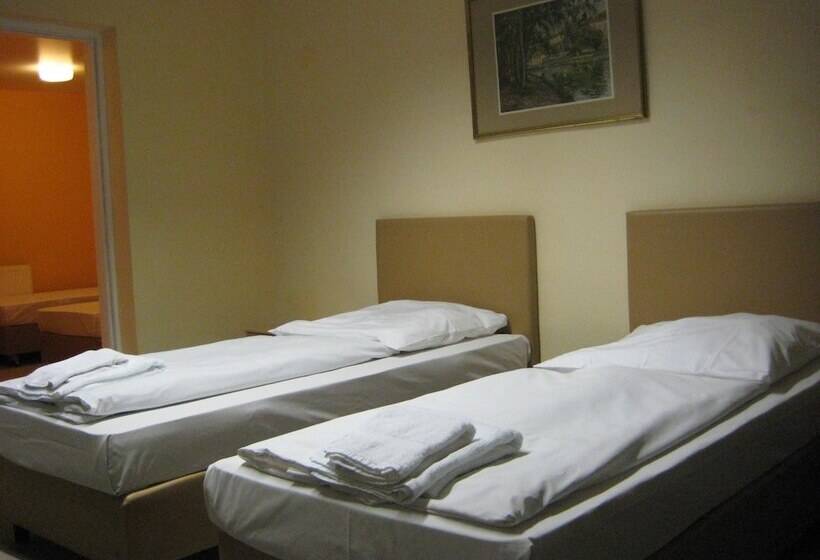 Quarto Quádruplo Standard, Pension Alpha   Frankfurt City Central Station