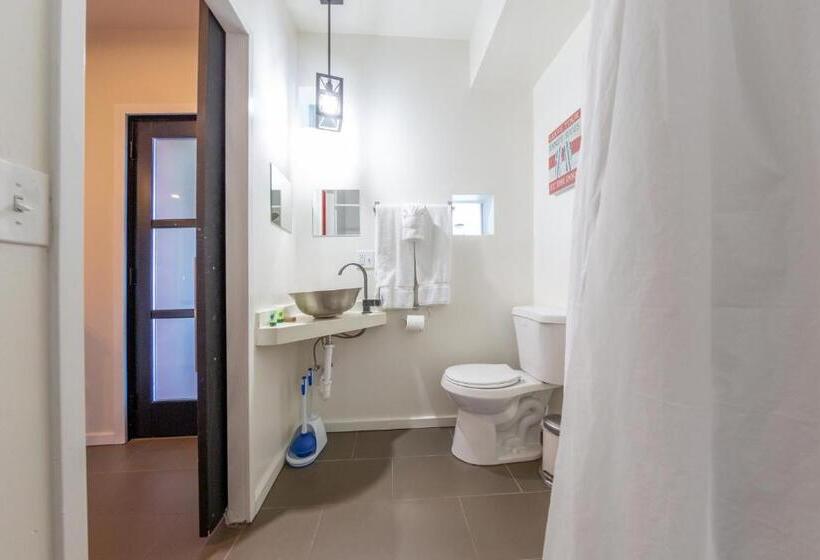 スタンダードスタジオ, Beachwalk Villas