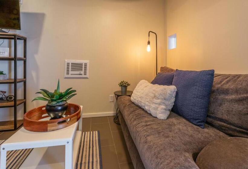 スタンダードスタジオ, Beachwalk Villas