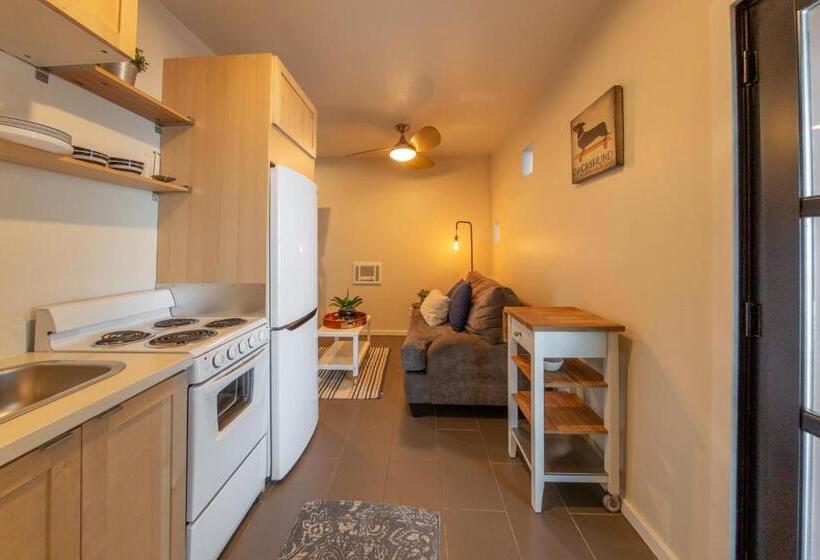 スタンダードスタジオ, Beachwalk Villas