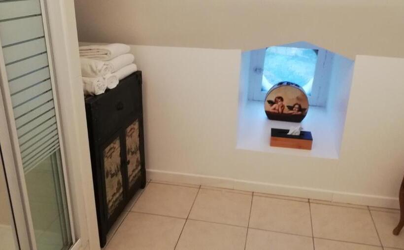 جناح عائلي, Manoir De La Touche