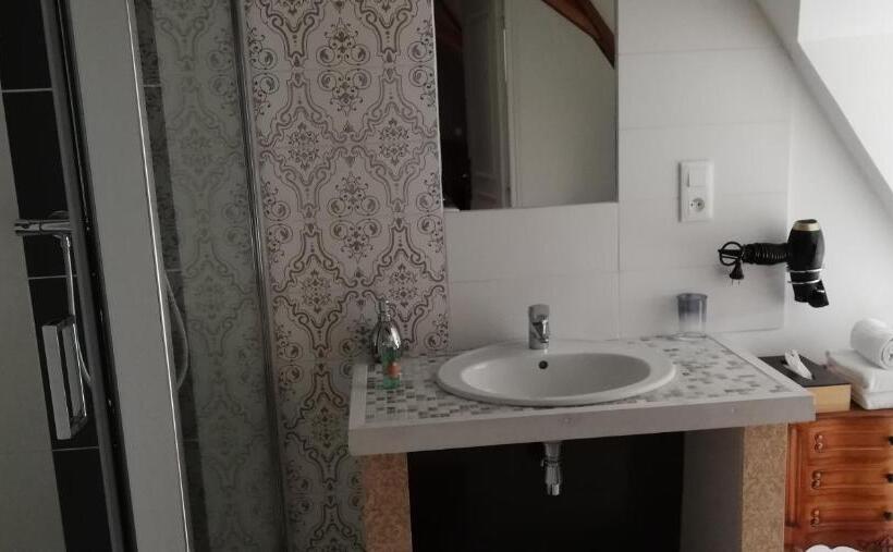 جناح عائلي, Manoir De La Touche