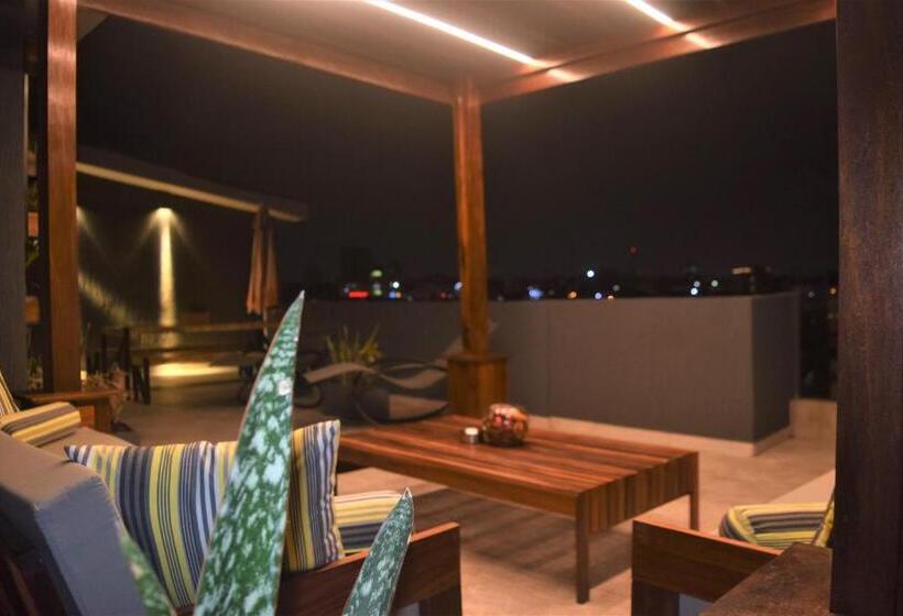 Suite with Terrace, Montecito Apartments