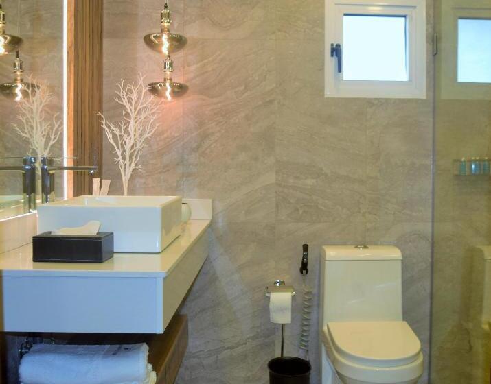 Suite with Terrace, Montecito Apartments