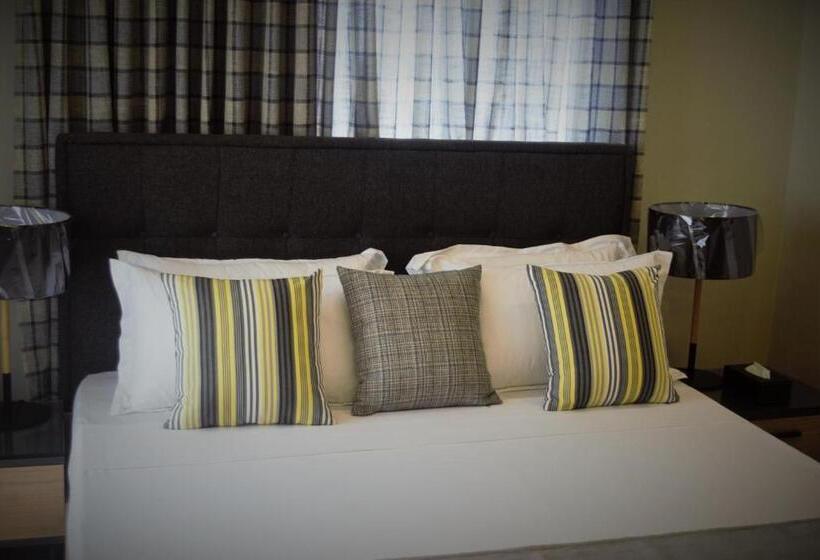 Suite with Terrace, Montecito Apartments