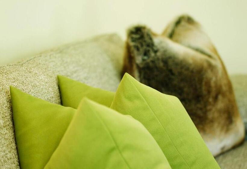 آپارتمان خانوادگی, Sendlhofer's