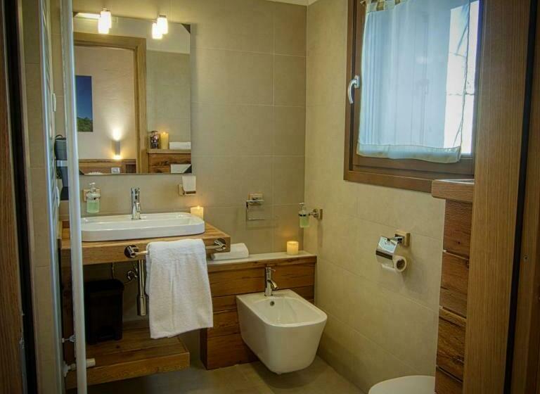 غرفة قياسية, Paesemio Cervarezza Di Bolzoni Maria Graziella