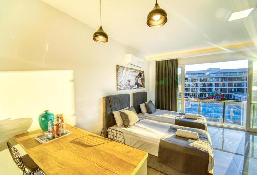 استودیو استاندارد با چشم‌انداز استخر, Courtyard Long Beach Holiday Resort