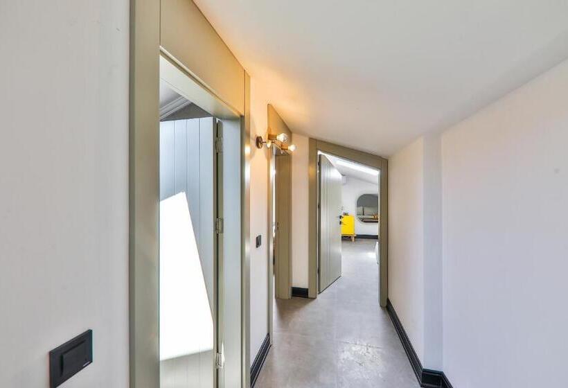 Economy Triple Room, Luff Suites