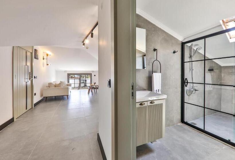 Трехместный Номер Стандарт с Балконом, Luff Suites