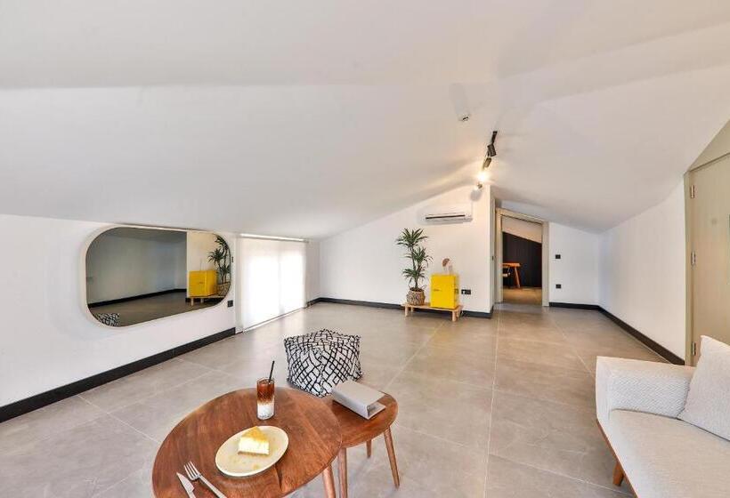 اتاق استاندارد سه تخته با بالکن, Luff Suites