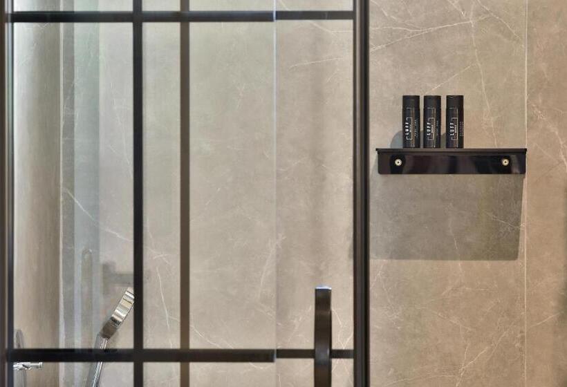 سوییت سوپریور, Luff Suites