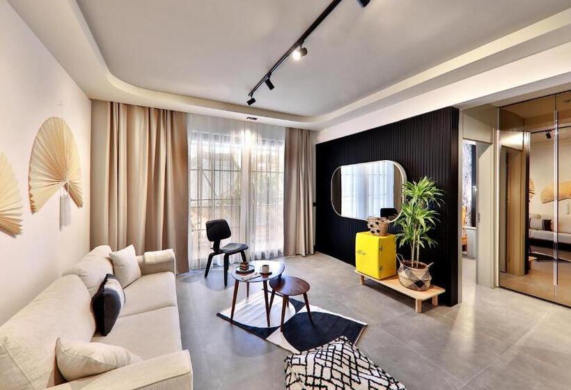 سوئیت با بالکن, Luff Suites