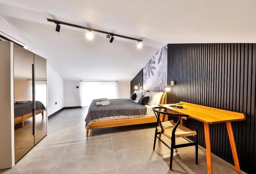 Habitació Triple Estàndard amb Balcó, Luff Suites