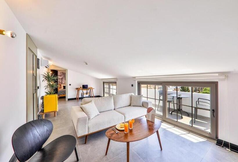 اتاق استاندارد سه تخته با بالکن, Luff Suites