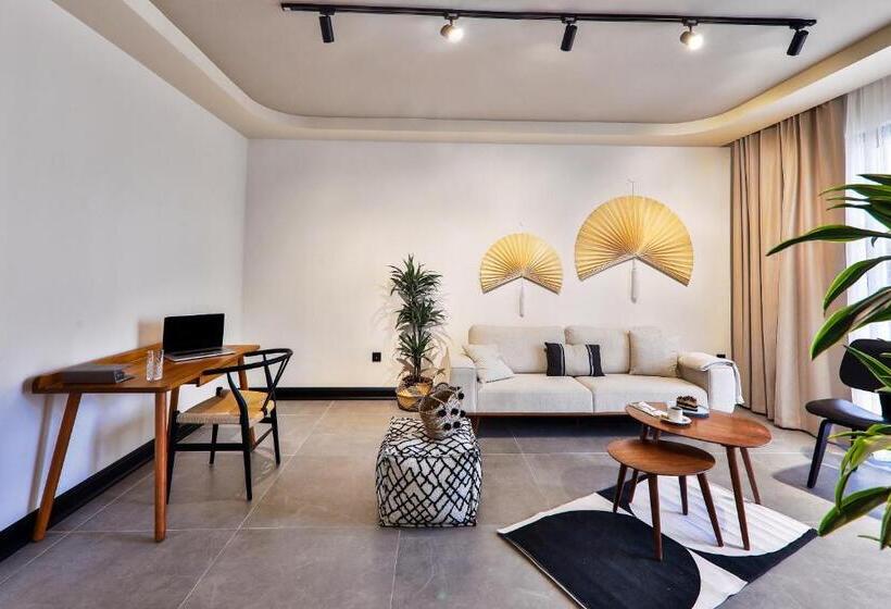 سوئیت با بالکن, Luff Suites