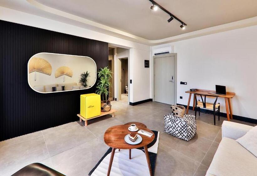 سوئیت با بالکن, Luff Suites