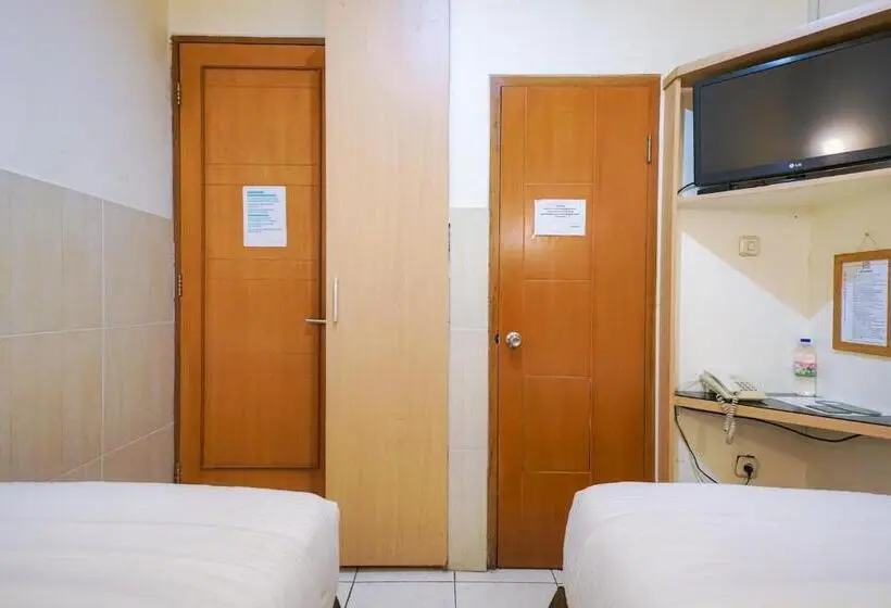 デラックスルーム, Urbanview Hotel 58 Bintaro By Reddoorz