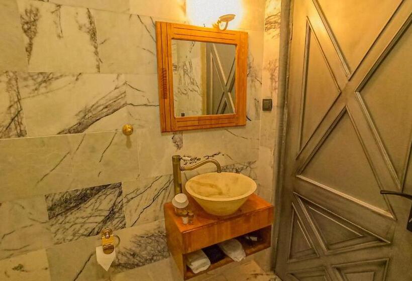 带海景的复工套房, Variante