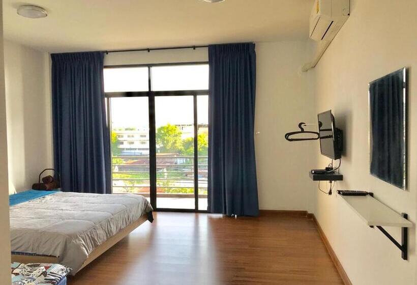 اتاق استاندارد سه تخته با بالکن, Sleepy And Homey Don Mueang Airport Hostel