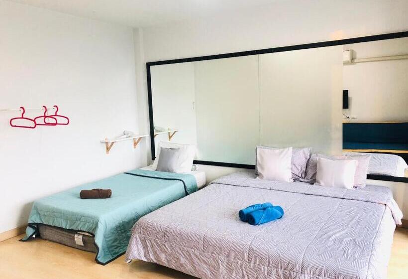 اتاق استاندارد سه تخته با بالکن, Sleepy And Homey Don Mueang Airport Hostel