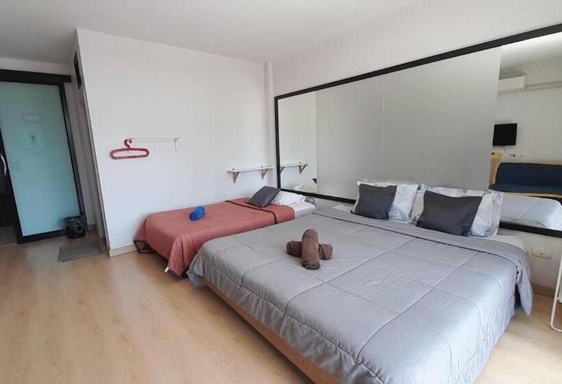 اتاق استاندارد سه تخته با بالکن, Sleepy And Homey Don Mueang Airport Hostel