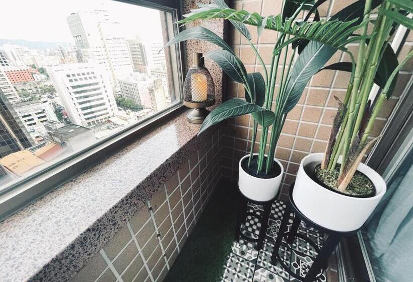 اتاق خانوادگی, 小所在 Urban Abode 所在行旅