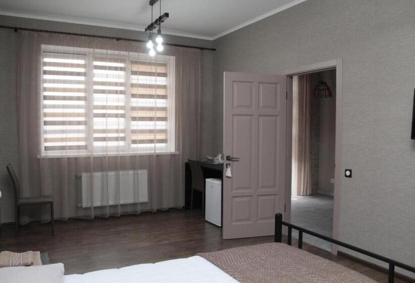 סוויטה משפחתית, Chayka Home